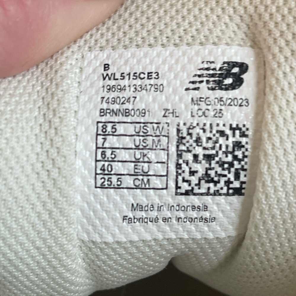 New Balance • Women’s Off-White and Blue Athletic Shoes. Size 8.5 - Picture 6 of 6